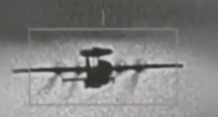 太詫異了！中國最先進的空警-500居然被鎖定！最新曝光的畫面顯示，空警-500這款肩負「空中指揮」重任的預警機，竟然出現在F-16V的瞄準框中！這意味著什麼？要麼