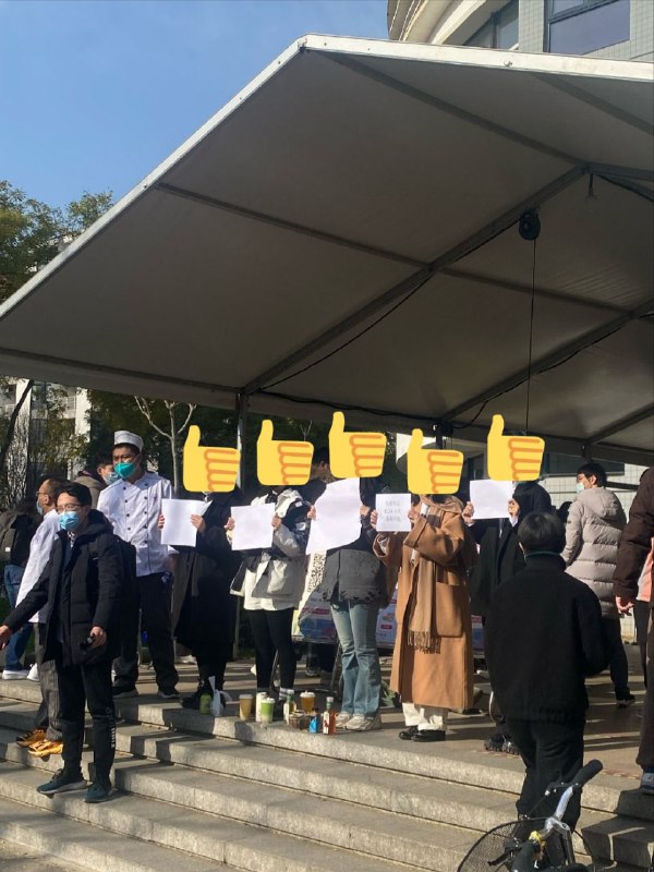 清华 #白纸革命 进行时，现场增至5名女生