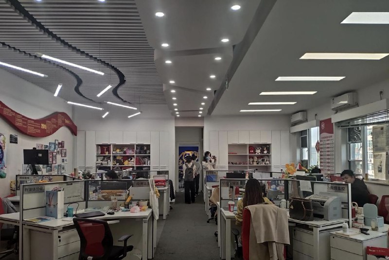 最近，北京某共青团舆情管理中心（网评员大本营）的内部环境照片意外流出，瞬间点燃了网络热议