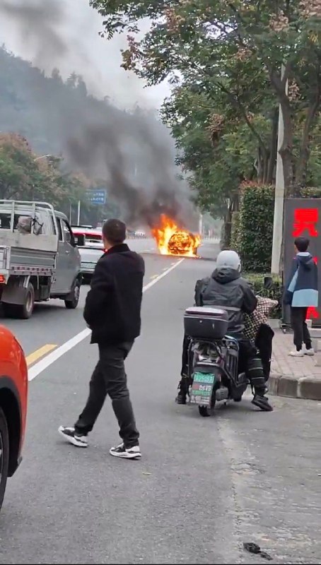 华为界车又自燃了。这