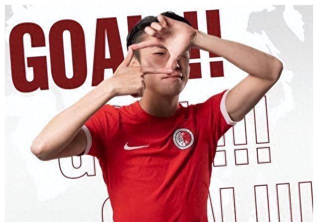 中國足球再次刷新辱華下限! 近40年第一次輸給香港代表隊! 輸球又輸人，上演紅牌帽子戲法🤡下半場香港穩紮穩打扳平比分，然後中國球員急了，大動作犯規被罰下一人 ，之後香港反超比分，小粉紅球員更急了，再次惡意犯規梅開二度罰下