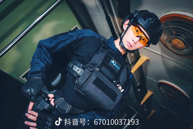 这个公安小哥哥好勇敢好帅！五星黑旗，改朝换代，秀起来！🕶️ 匿名投稿这个公安小哥哥好勇敢好帅！五星黑旗，改朝换代，秀起来！🕶️ 匿名投稿