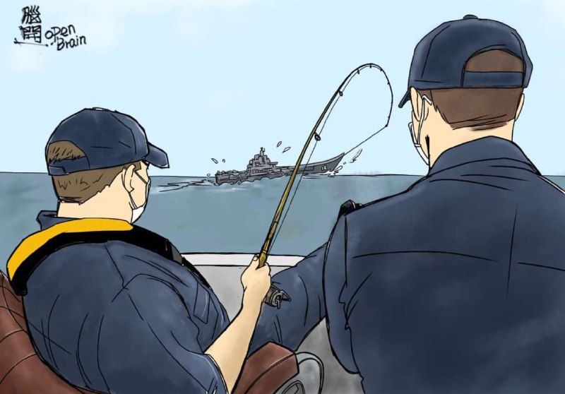 美国航母罗斯福号跟踪 辽宁舰见势北走很多人可能都看了美国驱逐舰马斯汀号全程跟踪辽宁号，美国舰长期间悠闲地翘脚观测这来自前苏联的古董的照片