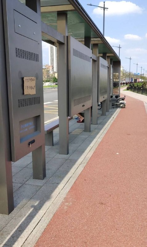 手机没电了需要充电，那民主也是需要一直充电的，来自本组织国内行动部的微微骑脸输出，现场共匪警车就在不远