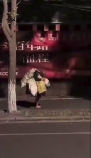 盛世下的人們 活著不