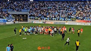 🥹墙国足球终于跟国际一流水平接轨👏5月4日，第二级别中甲联赛，大连英博和广州队双方从球员到球迷，从场内到场外爆发了大规模骚乱！现场黑皮都快拦不住了，武德充沛，后生可畏🫡By