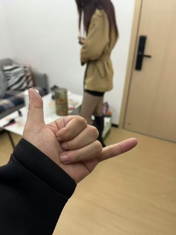 中国一名为大石桥派出所的警察，潜规则女摩托车主，以调查为名将女摩托车主带回派出所强奸！还在网上炫耀装逼！By