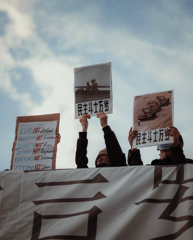 10月29日下午，由「伦敦myduty民主墙」 @Londonmydutycn 汇聚在一起的在英华人举行了第一次线下活动，在伦敦市中心特拉法加广场进行了“声援四通桥义士”的抗议集会