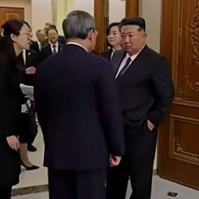 插兜这件事，中俄朝三国经常上演，儿子学爹爹学儿子戏码，朝鲜劳动党2025年10月10日成立80周年，阅兵后李强当众被金正恩送行羞辱，这位中共李管家，相比来行日本官员级别丑态几何？😆🕶️ 匿名投稿插兜这件事，中俄朝三国经常上演，儿子学爹爹学儿子戏码，朝鲜劳动党2025年10月10日成立80周年，阅兵后李强当众被金正恩送行羞辱，这位中共李管家，相比来行日本官员级别丑态几何？😆🕶️ 匿名投稿