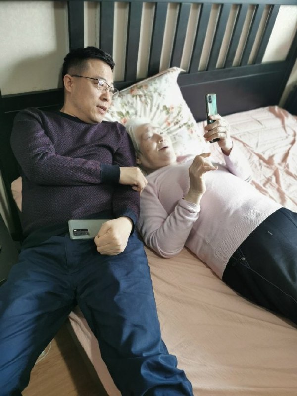 保护的老人 ，和偷着乐的家人保护的老人 ，和偷着乐的家人