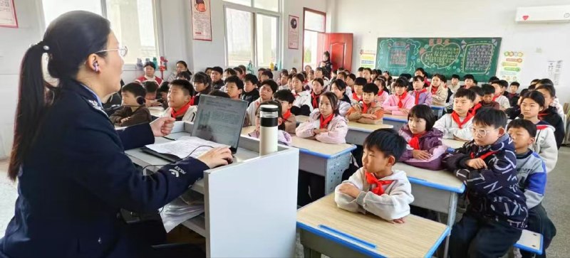 警哥送温暖，意识形态上给娃娃上强度了警哥送温暖，意识形态上给娃娃上强度了