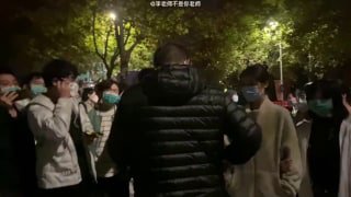感谢 Hibiki  投稿！郑州大学有学生今天号召组织同学们聚集表达诉求，原定计划七点聚集向行政楼出发