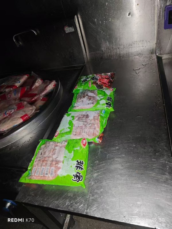 图片拍摄在泉州海事学校食堂内部，豆浆是充的，东西都是速冻的，吃起来像预制菜一样