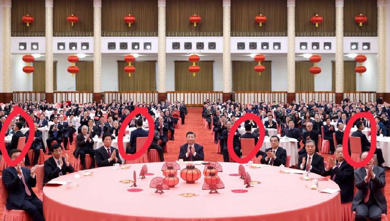 今年新春团拜会上，有眼尖的网友发现，身体精壮锦衣卫护法背对舞台而坐，紧盯在场的高龄老同志，时刻提防他们利用自己年迈的身体对习总书记发动偷袭