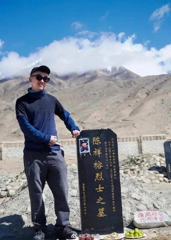 这张侮辱烈士的照片出处为何，有没有知情人拨打国安热线12339提供一下线索？说不定第一个50万奖金得主就是你呢🤔！