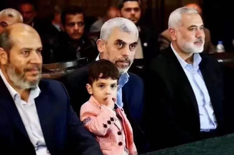 辉指导护体大法哈马斯组织的六位领袖就剩辛瓦尔还活着了，以色列怎样破辛瓦尔的“幼童护身大法”呢？投稿By