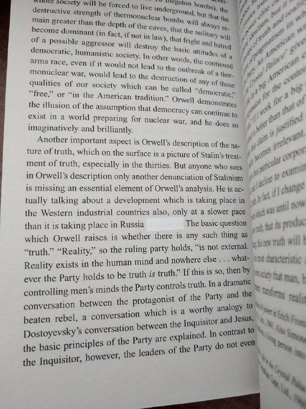 一淘宝用户用户表示，原版《1984》存在部分文字被修正带遮挡的现象