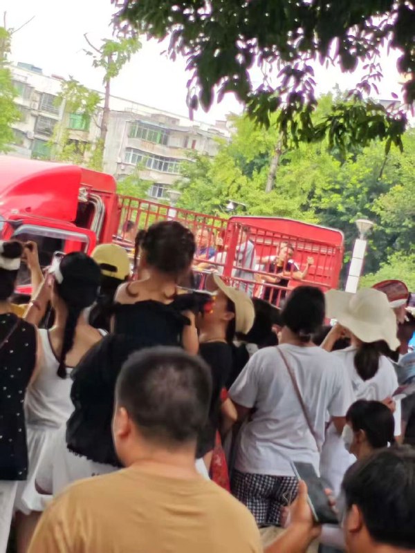 投稿四川江油霸凌事件，霸凌者母亲是江油市公安局副局长，市民堵在公安局门口，市区警察直接上街抓人补充受害者母亲是聋哑人，父亲是文盲，警察诱导其父签谅解书👤 来自