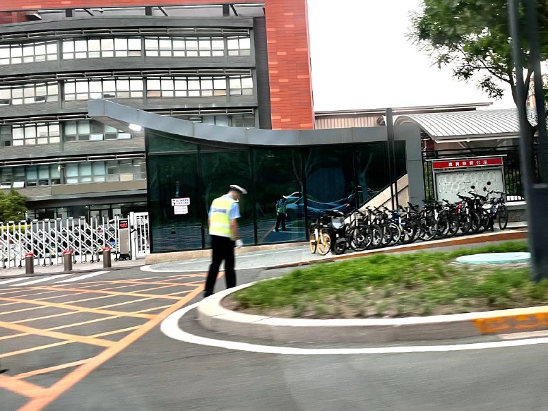 今日冒死拍摄的16岁小献忠就读的人大附中通州分校附近，校门口有警察站岗巡视，附近几个街区有便衣警察（骑的还是通州派出所的电动车）盯梢，是不是每一起发生过献忠的地方都上这个强度的黑皮？By