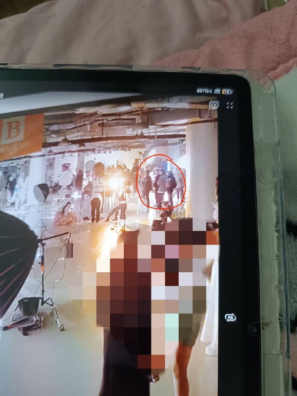 重庆某漫展上，抖音一网红博主叫一个coser给她棒棒糖吃，她不允许，还猥亵，拍证据的时候，遭晶哥维稳，还威胁删视频