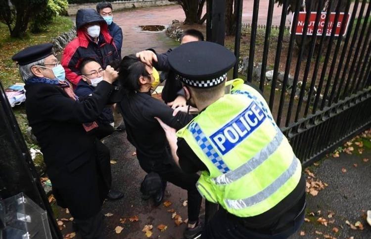 駐英中國大使館解放軍想逮捕示威者，但被警察救出By