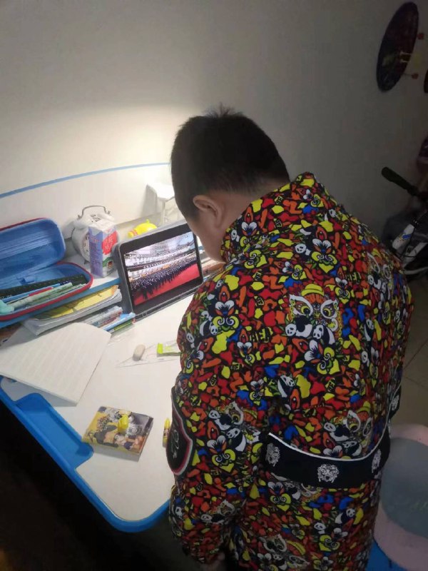 不止学生，还有很多党员都得拍照，发给相关单位，这是KPI不止学生，还有很多党员都得拍照，发给相关单位，这是KPI