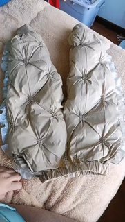 12月3日（发布）湖北武汉，老人从网上买的儿童羽绒裤穿着不舒服，宝妈从裤子中翻出槟榔渣、香烟头和塑料片By