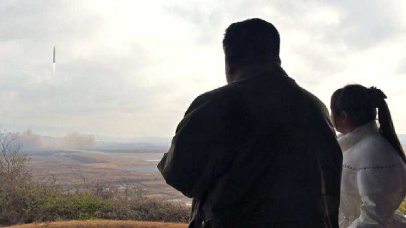 朝鲜洲际导弹发射现场 金正恩首次公开女儿照片习包子看了也羡慕，同样有女儿的，凭啥人家直接皇太女了朝鲜洲际导弹发射现场 金正恩首次公开女儿照片习包子看了也羡慕，同样有女儿的，凭啥人家直接皇太女了