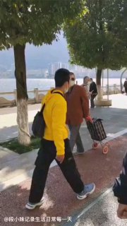 云南个旧，一青年因未完整佩戴口罩，被一群基层维稳人员跪压#我不能呼吸