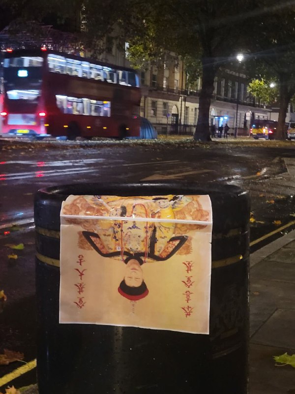 庆丰帝被扔进了英国伦敦的垃圾桶🚮！