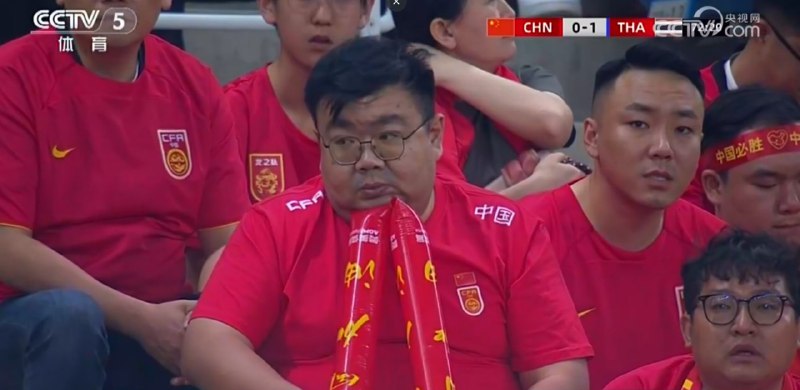 全场粉红球迷呆滞落寞
