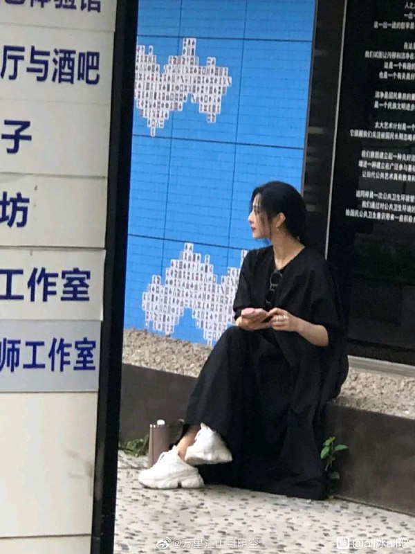 这不冰冰吗？几天不见都蹲街边啦？这不冰冰吗？几天不见都蹲街边啦？