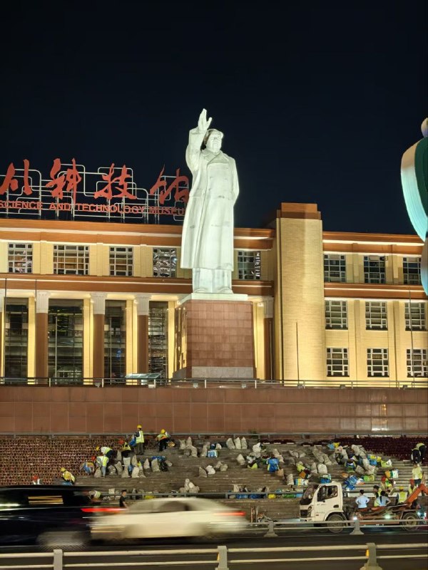 9.9凌晨的天府广场怎么又在给胖耄点外卖了👤 来自