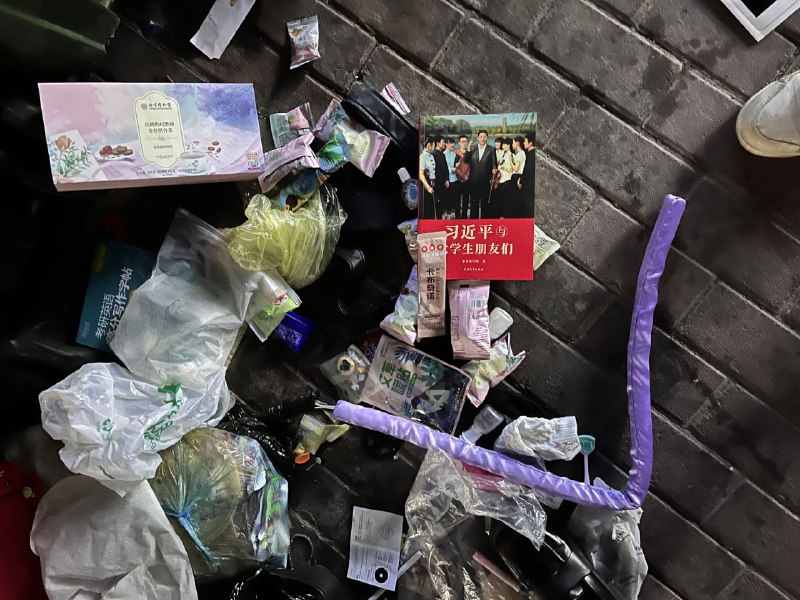 刚刚在女生宿舍门口垃
