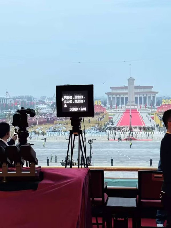 墙国提词器都搞上了，不用劳烦包子亲自翻小本本了😁😁🕶️ 匿名投稿