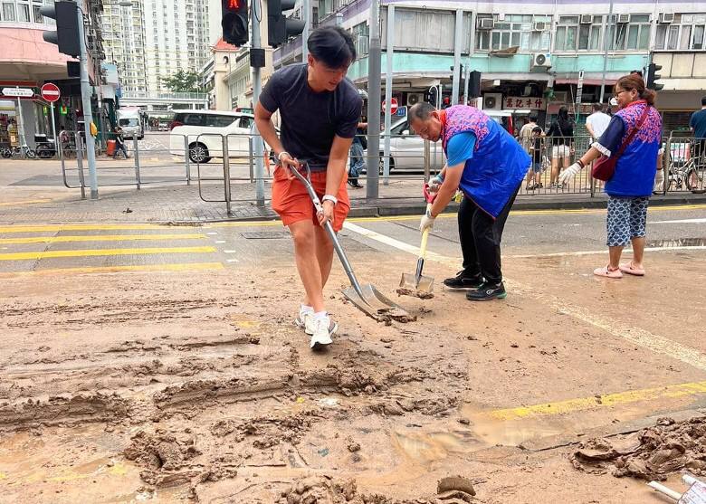 忠诚的废物1穿白鞋铲淤泥2用筲箕捞垃圾34专人摆拍捡垃圾By