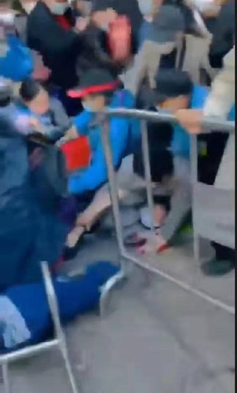 11月7日上海，人民公园出现一例阳性，大批老年人涌向出口，发生踩踏，场面吓人————完全符合我的预期11月7日上海，人民公园出现一例阳性，大批老年人涌向出口，发生踩踏，场面吓人————完全符合我的预期