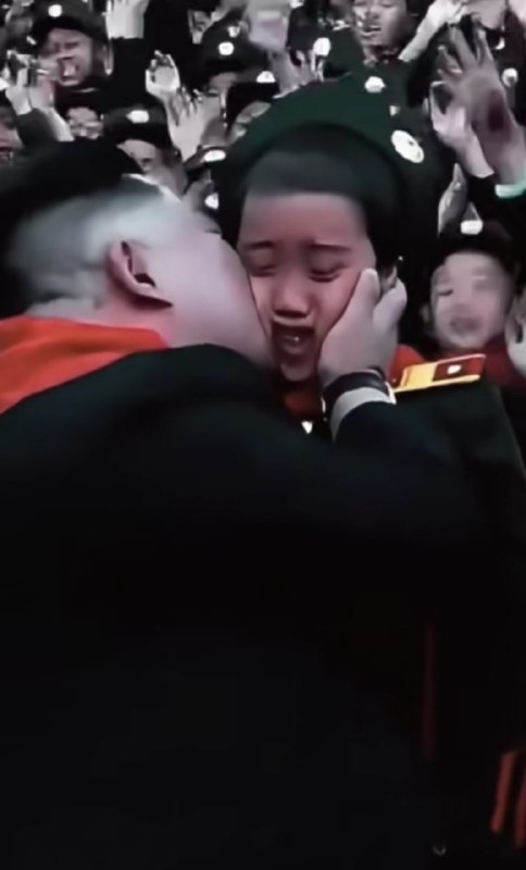 小女孩被一只猪亲了投稿By