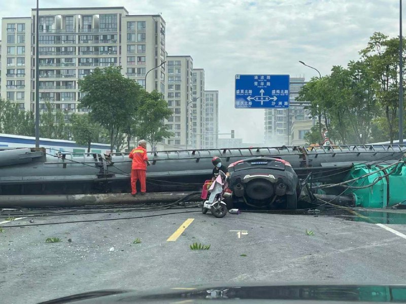 宁波明湖幼儿园门口打桩机突然倒塌，压垮路过汽车，目前伤亡不明#献礼建党百年系列活动#中国为什么这么安全宁波明湖幼儿园门口打桩机突然倒塌，压垮路过汽车，目前伤亡不明#献礼建党百年系列活动#中国为什么这么安全
