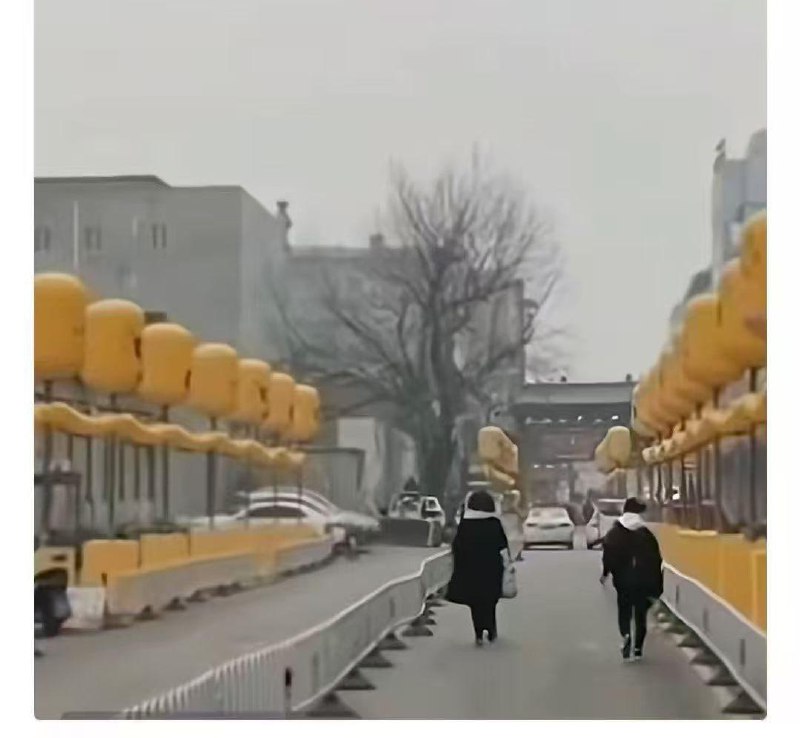 北京掛黃燈籠，是要出殯還是登基🤔😎 匿名投稿