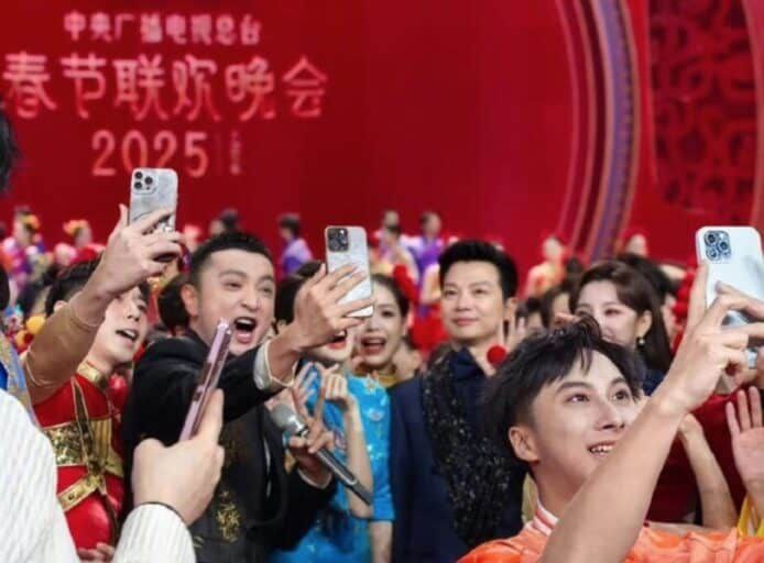 为什么粉蛆好像都是一个模子里刻出来的一样，每当你阐述了一个对他党主子不利的事实，他们都是先反驳否认，说这是境外势力抹黑，等你费劲巴拉的找资料给他证明你说的是真的，人家立马光速转进，说那咋啦，我党威武雷霆手段，矫枉必须过正，实在洗不动了，就说这是我党的曲折探索伟大试错，过去的事就过去了，你恶意旧事重提揪住不放是何居心，然后接着什么美狗倭杂台蛙帽子就扣上来了，最后就是人身攻击，什么数典忘祖，什么你妈死了这些词轮番上阵👤 来自