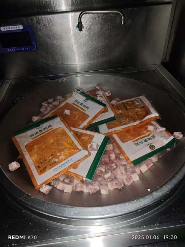 图片拍摄在泉州海事学校食堂内部，豆浆是充的，东西都是速冻的，吃起来像预制菜一样