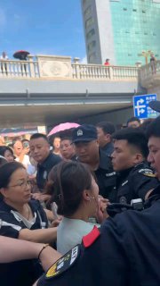 辽宁丹东凤凰城 买房之前规划的学区 现在变卦了 群众去政府讨要说法By