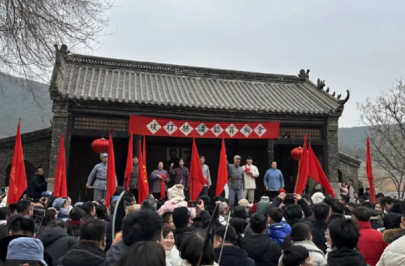 游客举起“步枪”、“