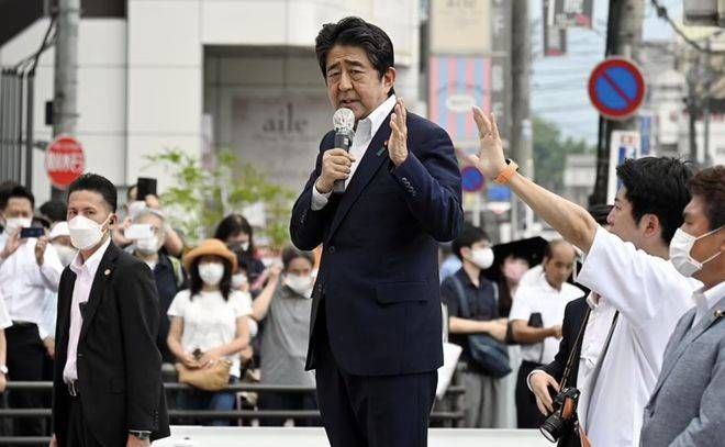 别的不说，咱们国家在维护领袖绝对权威、保护领袖绝对安全方面绝对是无可挑剔的！别的不说，咱们国家在维护领袖绝对权威、保护领袖绝对安全方面绝对是无可挑剔的！