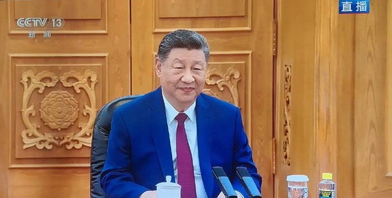 聖上笑面迎人與川普黑