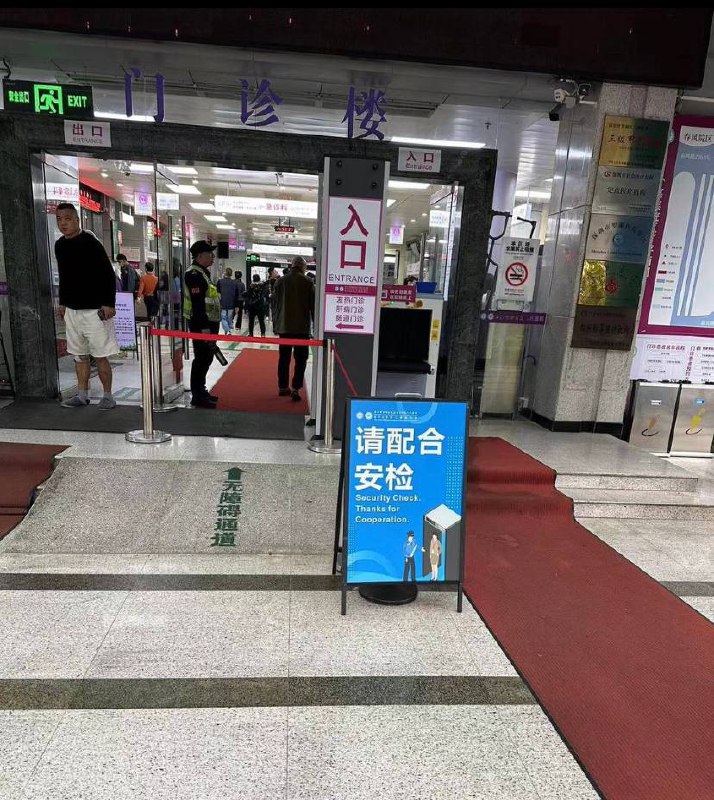 深圳某医院，要扫码过电子门