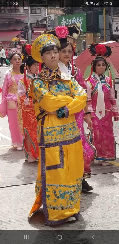 旺角街坊會於11月3日舉辦大角咀廟會暨匪慶75周年，如圖所示，不少參與者裝扮非常辣眼睛，特別是有重大辱包嫌疑的皇帝，怪不得舉牌童軍滿面怨氣