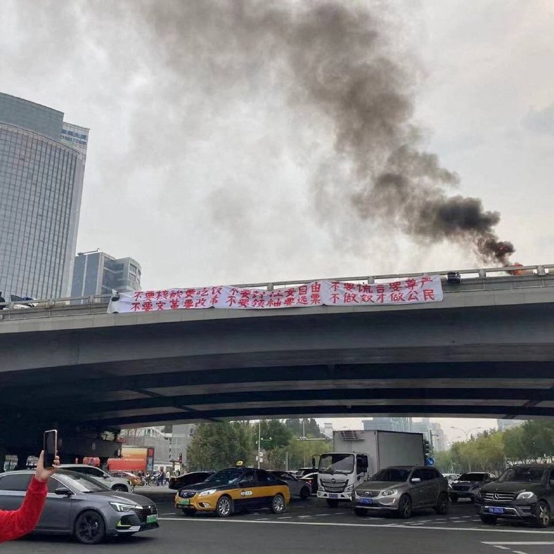 “四通桥勇士”彭立发被判刑九年，已秘密送往监狱服刑根据“昨天”频道收到的可靠消息，在被秘密羁押两年多之后，“四通桥勇士”彭立发近日被中共法院以“寻衅滋事罪”与“纵火罪”数罪并罚，判处九年有期徒刑