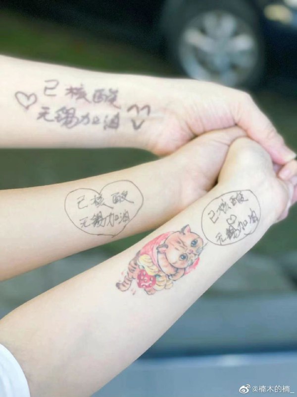 央视好不容易开了一次恩，呼吁尊重市民权利，结果无锡人民自愿往手上盖章，让央视道歉